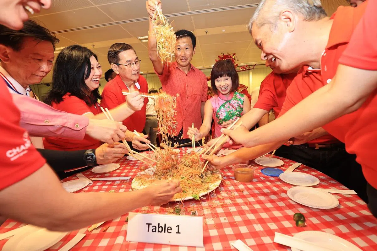 卫生部长王乙康（中）大年初一在樟宜机场向工作人员拜年，并与永续发展与环境部兼交通部高级政务部长许连碹博士（右三）、全国德士师傅协会和全国私人出租车司机协会顾问杨涴淩（左三）、樟宜机场集团和新加坡民航局管理层，及工会领袖和机场工作人员一起捞鱼生，为新年讨个好彩头。（陈来福摄）
