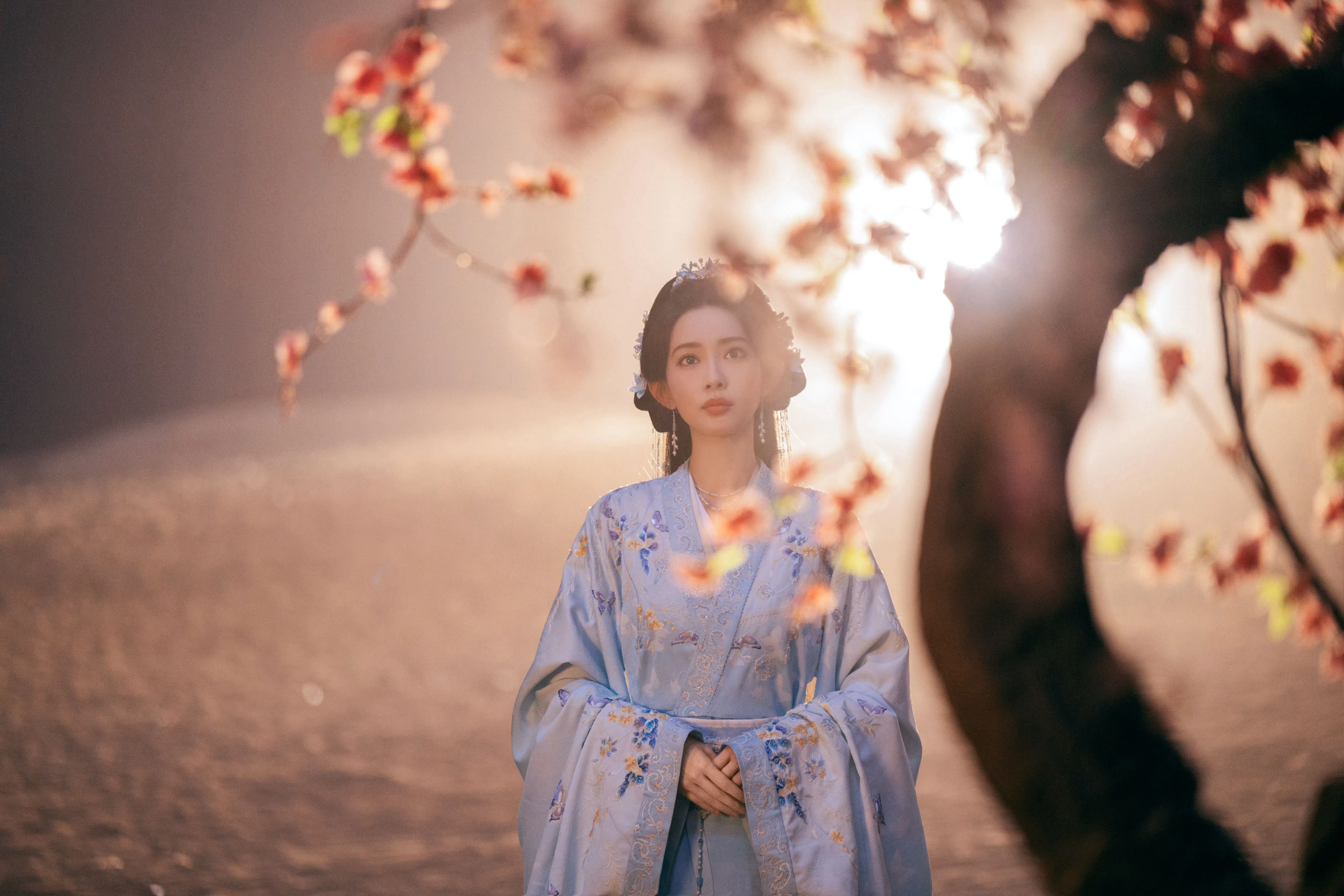 孟子义在《桃花映江山》中造型绝美，却也惹来“只顾自己美，不理角色死活”的负评。（取自剧集官方微博）