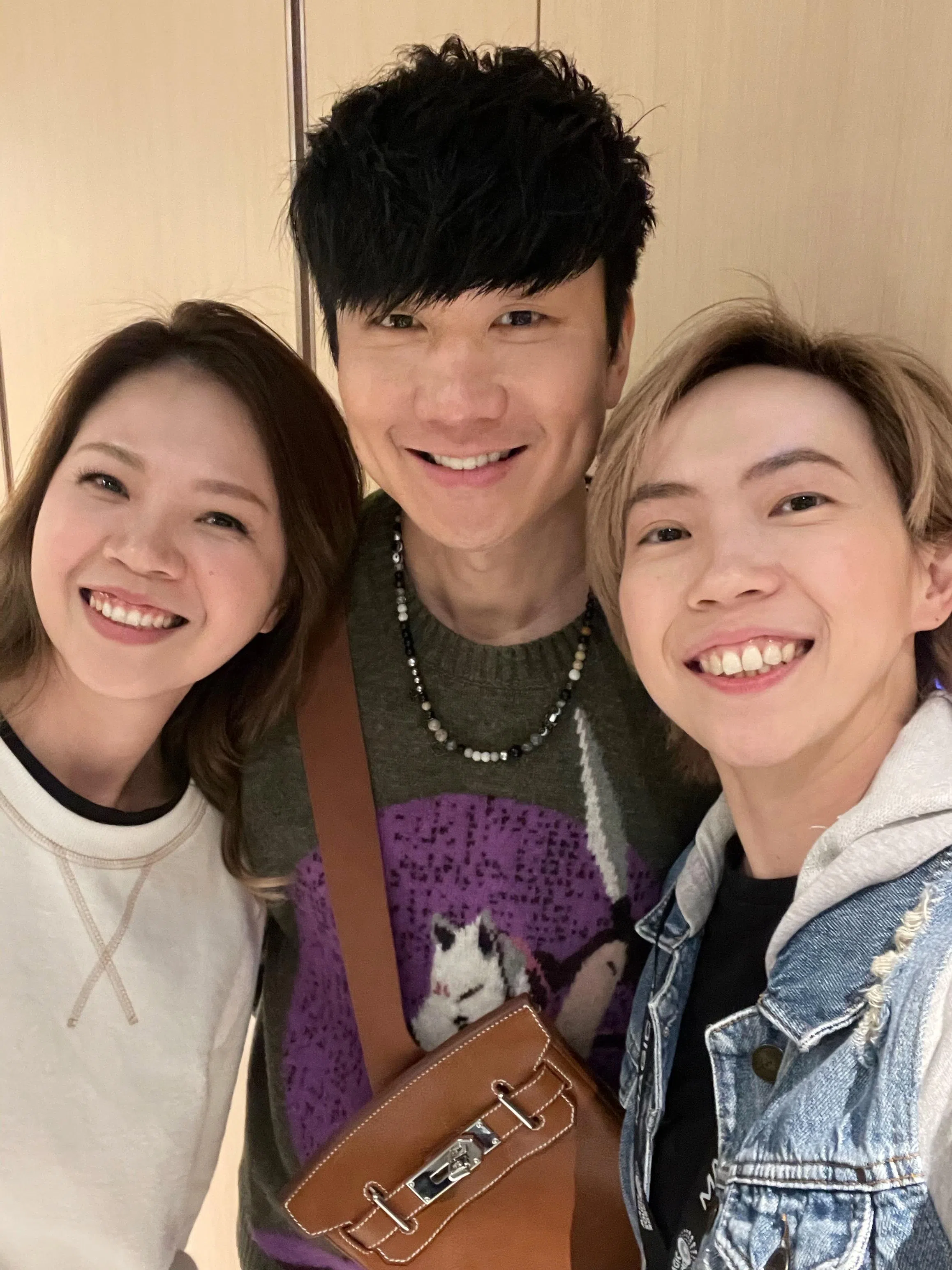 插班生感谢林俊杰（中）给予她们许多鼓励和支持。（Fresh Produce Studio提供）