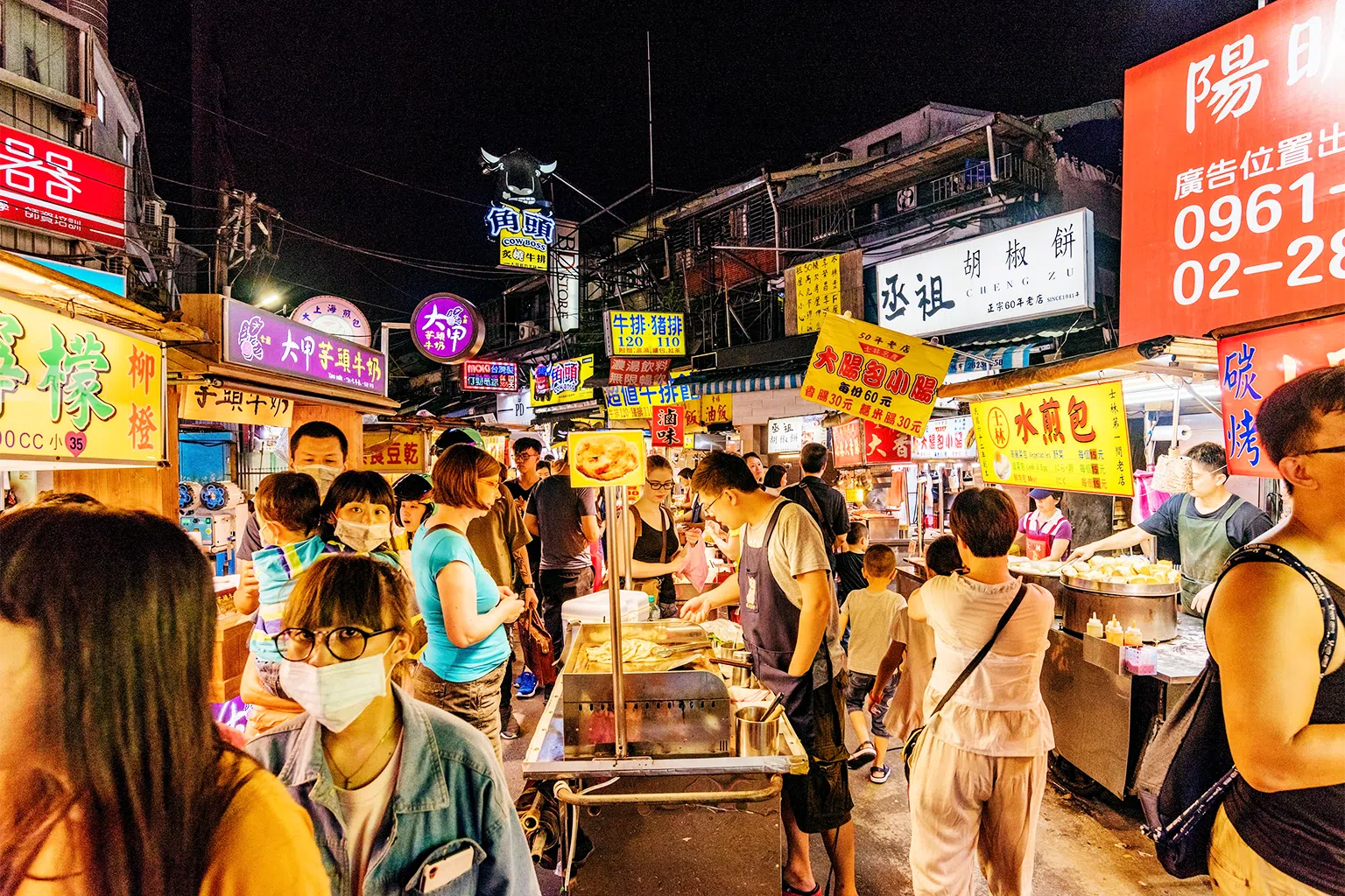 一口蚵仔煎、一串香肠，回味台北夜市最熟悉的幸福味道。（Getty Images）
