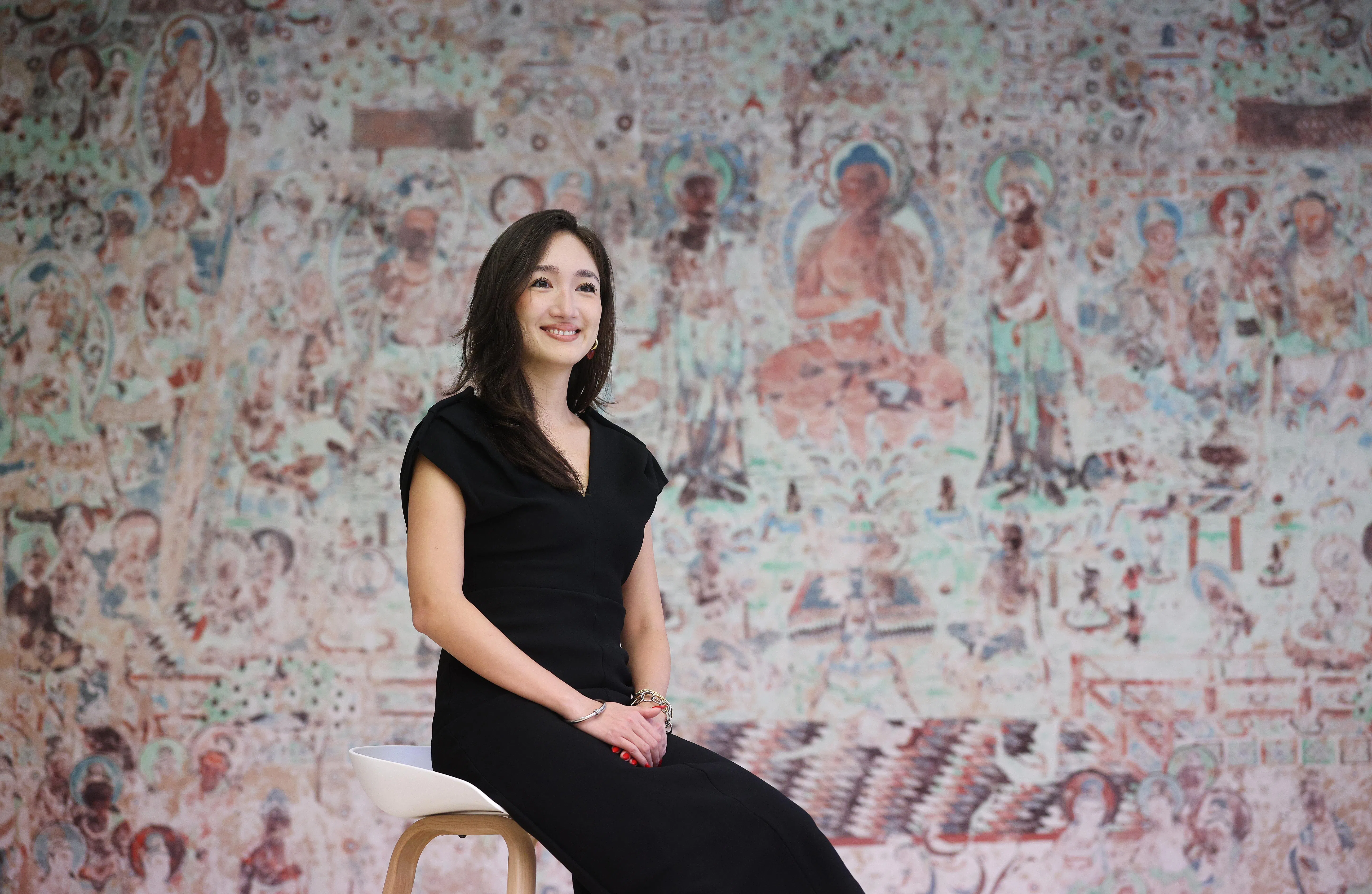亚博馆中国艺术副策展人、敦煌展策展人雷可欣指出，第45窟壁画真实反映唐代现实社会与民声，以及丝路贸易的凶险。（陈渊庄摄）