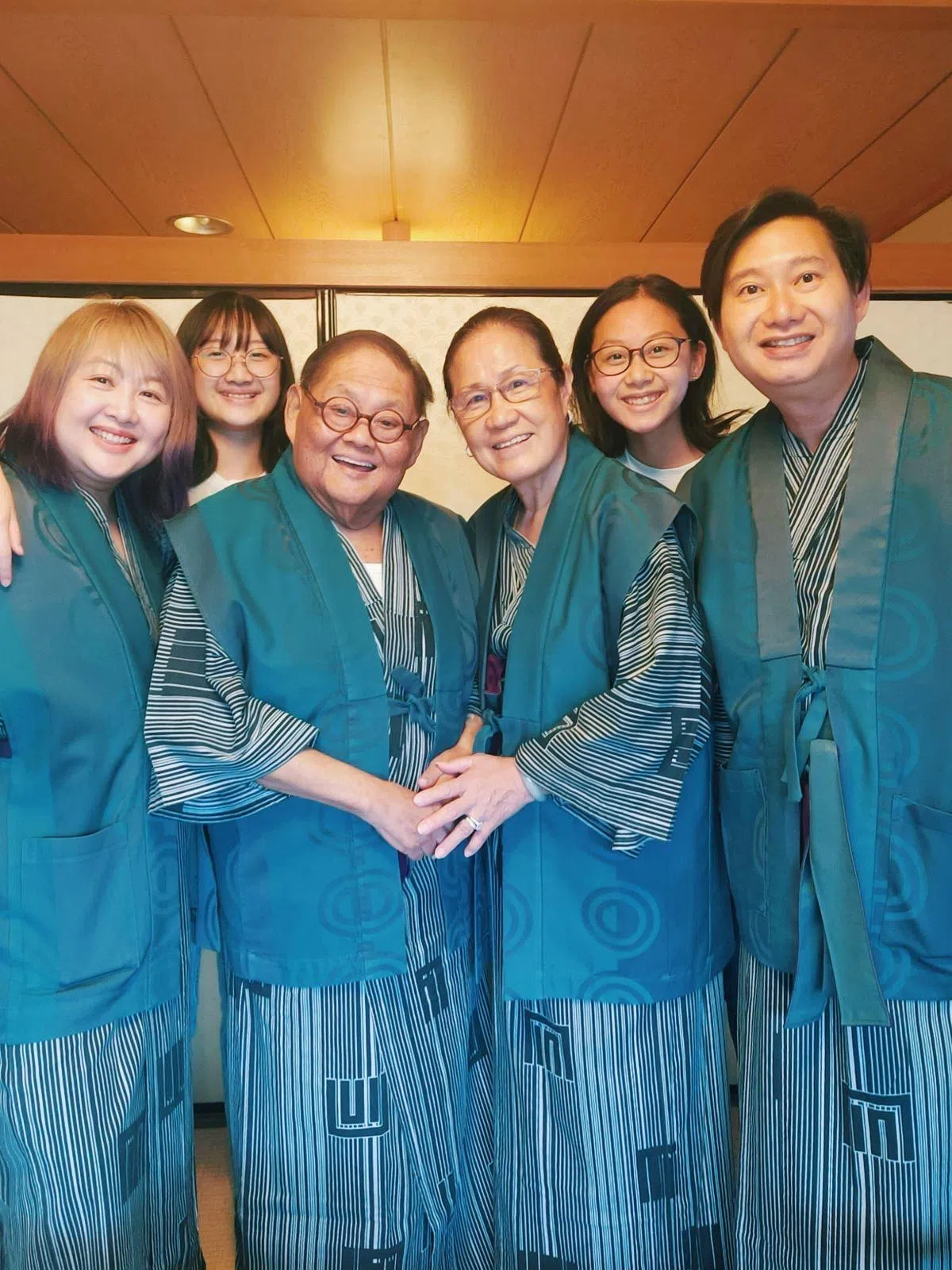 林益民（前排左二）与太太萧美（前排左三）与女儿爱心（前排左一）一家四口到鸭川宅度假。（受访者提供）