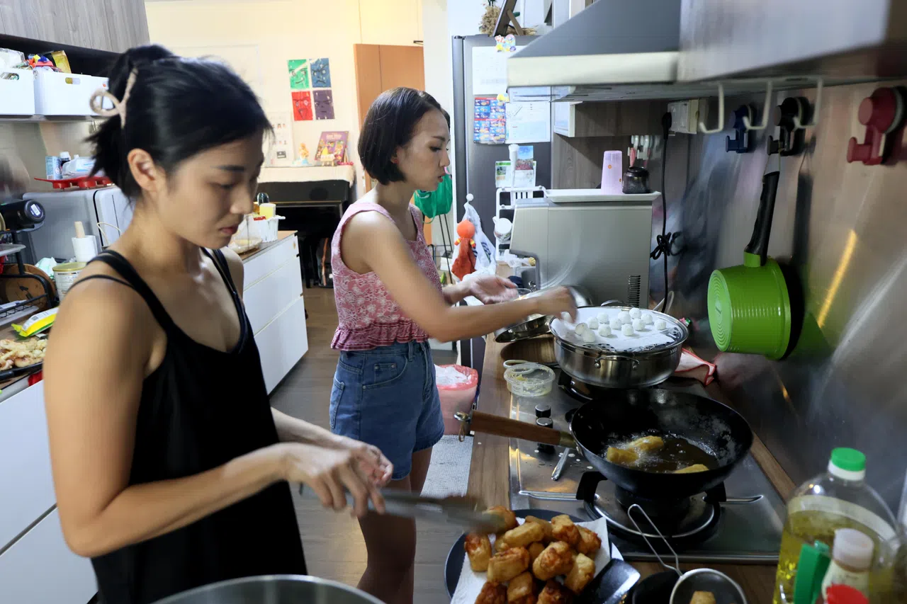 林薇青（左）尝了班杰湾的菜肴后主动提出和她学做菜，两家人经常一起聚餐和外出。（龙国雄摄）