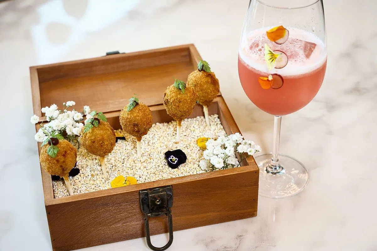 BRDL酒吧餐馆以鹅肝鸭球搭配用Sachi柚子香柠酒调制的鸡尾酒，透过后者的酸度中和肥腻的鹅肝和鸭肉。（李健玮摄）