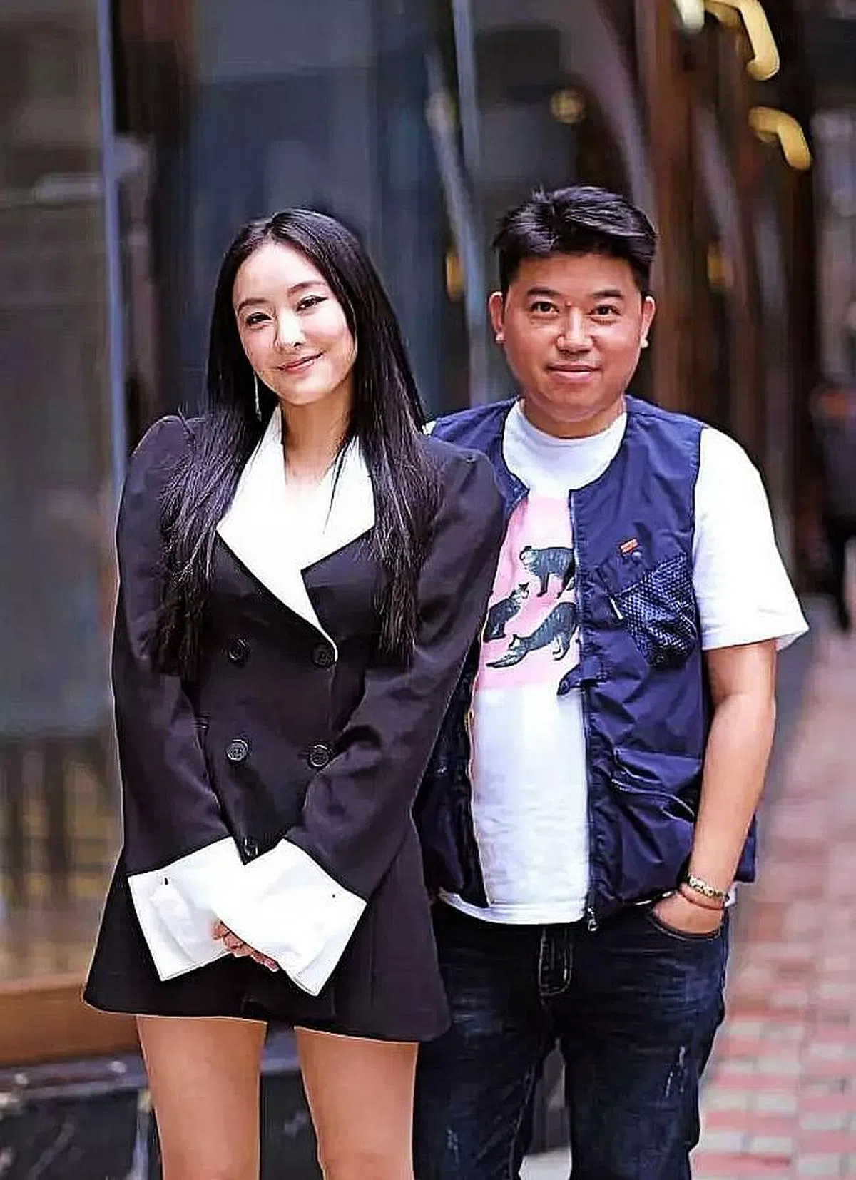 陈滢（左）与《美丽战场》导演、监制兼编剧叶念琛合影。（互联网）