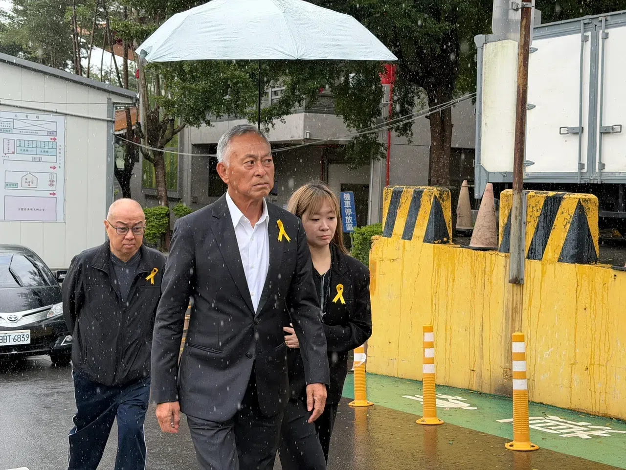 名导杜琪峰赴台，在雨中送别好友冯淬帆。（互联网）