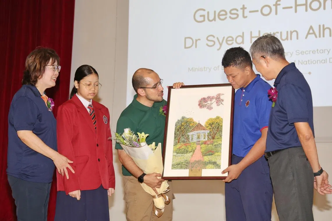 教育部高级政务次长赛义德哈伦医生（左三）参观朝阳和东陵两校的新校舍，两校学生赠送一幅共同创作的画作给他。东陵学校校长潘发泉（右一）与朝阳学校校长王惠琴（左一）陪同学生把画作献给主宾。（特约陈福洲摄）