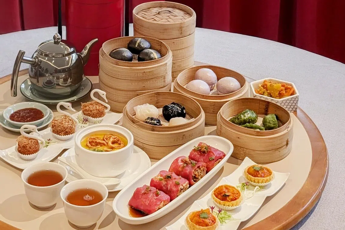 位于新加坡国敦河畔大酒店的小红楼，午餐时段点心平日折扣50%，周末折扣30%。（餐馆提供）