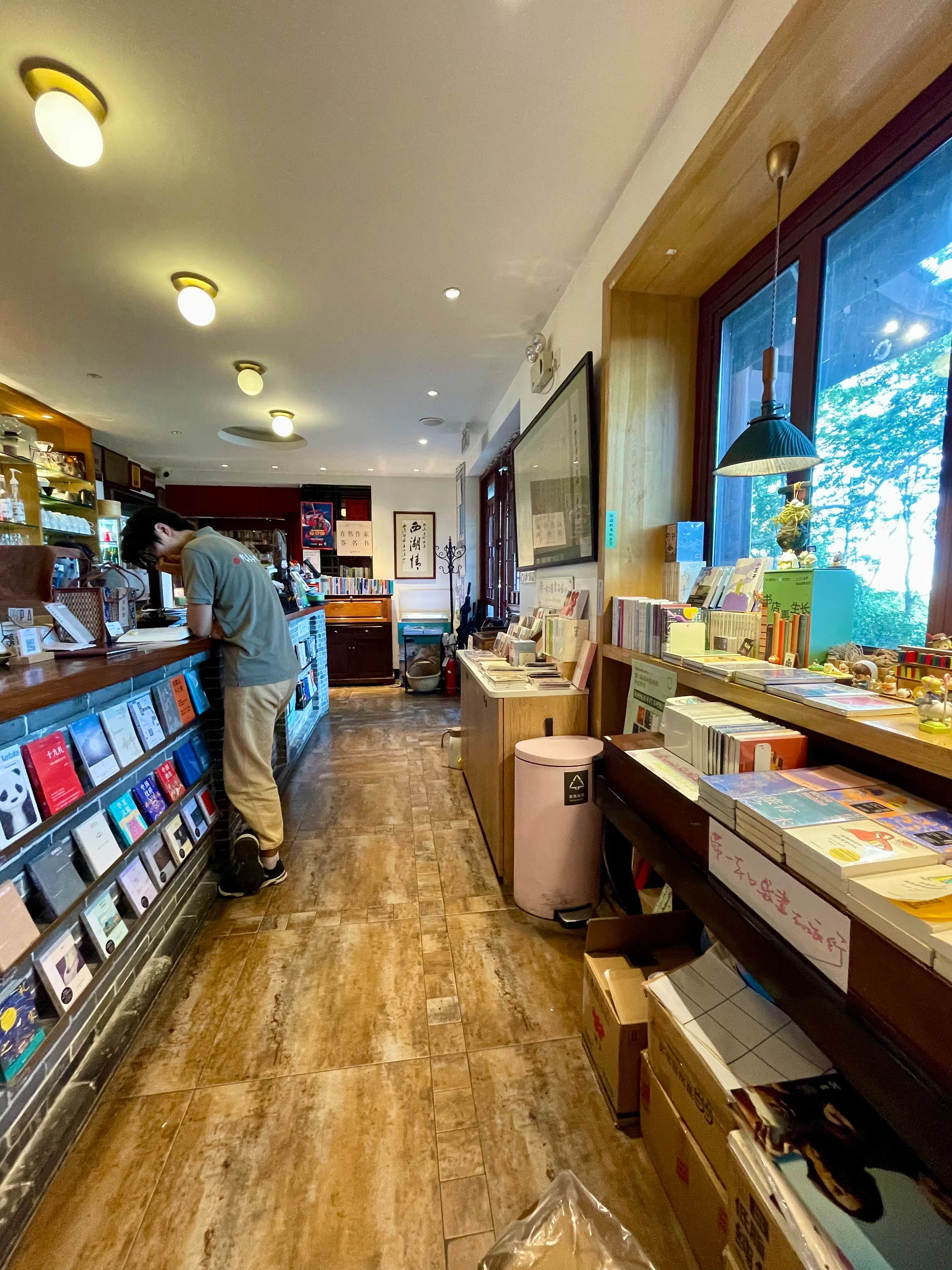 纯真年代书吧是读者、作家和出版社之间的桥梁。（张志华摄）