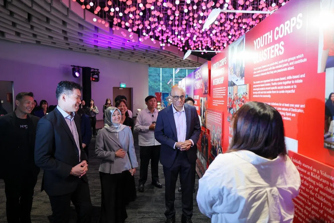 总统尚达曼（左三）出席新加坡青年志愿团队领袖委任仪式，与在场的文化、社区及青年部代部长兼教育部高级政务部长梁振伟（左一），以及数码发展及新闻部兼保健卫生部政务部长拉哈尤（左二），听青年领袖介绍他们主导的志愿活动。（张俊杰摄）