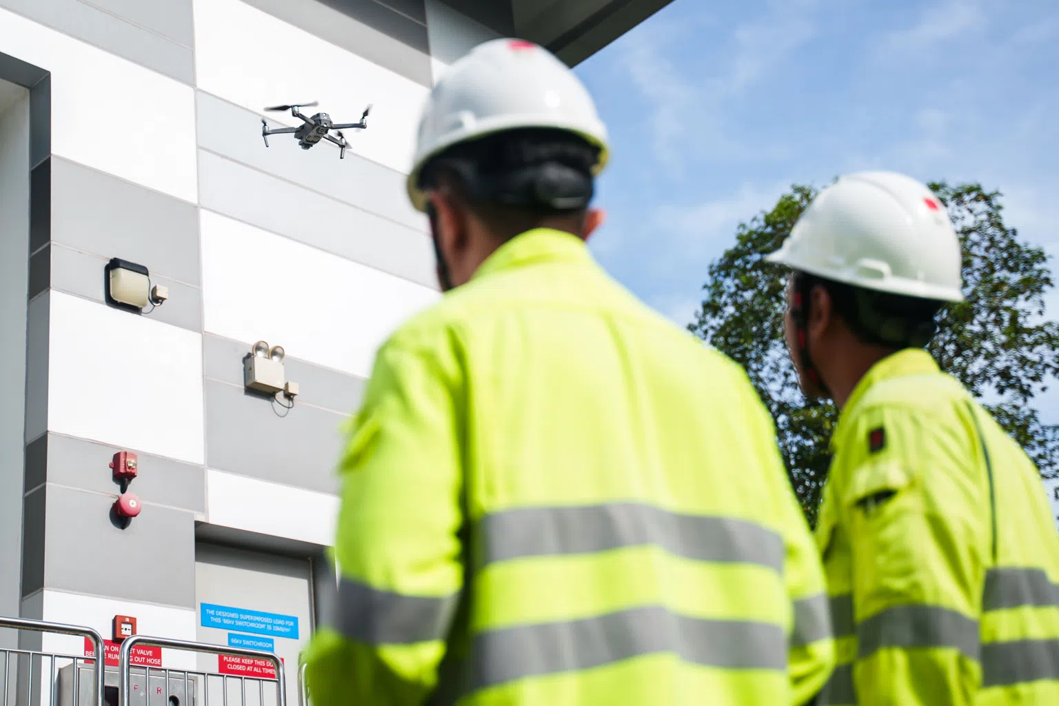 徐义祥所属的输电设施管理团队，通过操作无人机检查建筑的每一寸外墙和屋顶，能减少视觉死角，更及时发现外墙脱落、墙面渗水、裂缝等潜在损耗问题。（图/新能源提供）