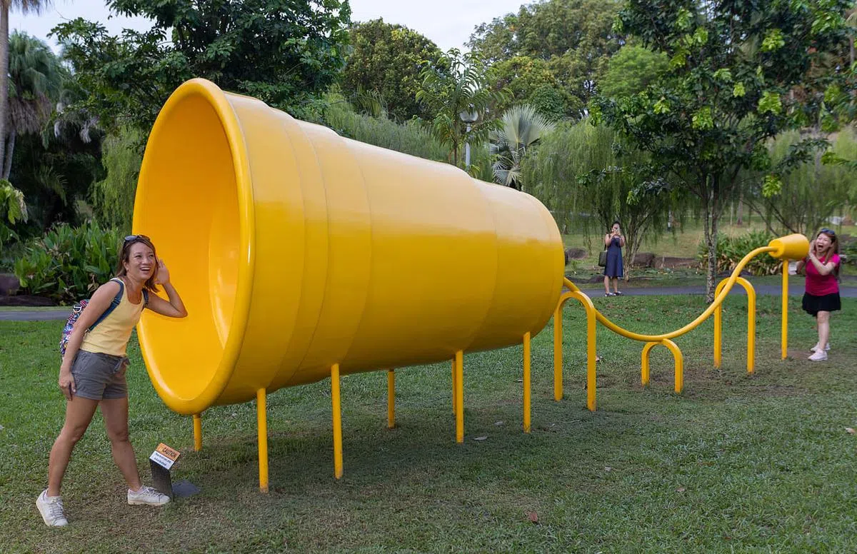 装置《你听得到吗?》从听筒喊话能听得见，吸引不少人来玩。（张思庆摄）