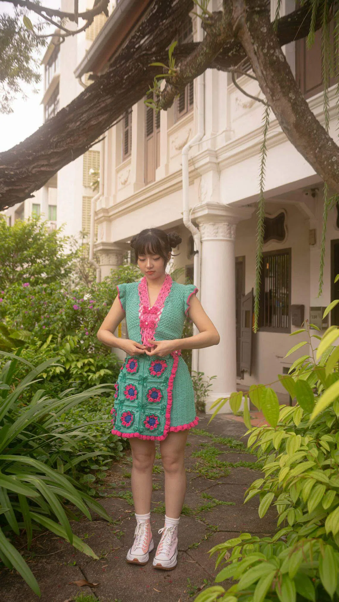 小时看过《小娘惹》电视剧，让沈雪琪对娘惹文化十分着迷。图为她设计的娘惹风格衫裤。（受访者提供）