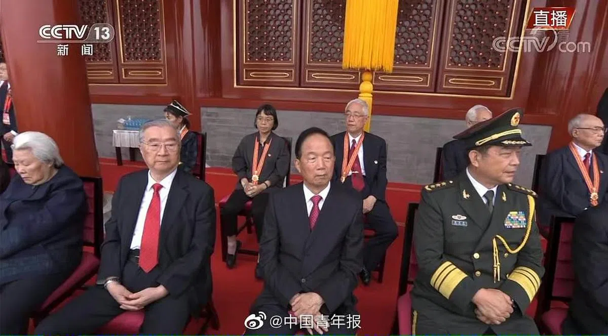 刚刚获得“七一勋章”的张桂梅（后排左二）出现在党庆大会的城楼观礼区。（视频截取）