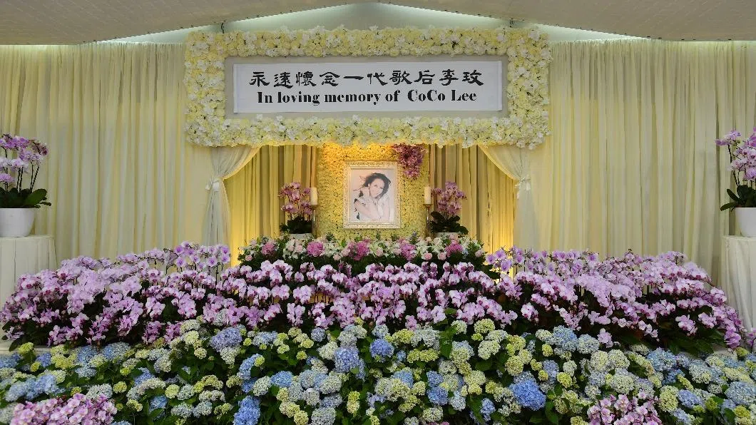 李玟的灵堂一片紫白色花海，温馨肃穆。（互联网）