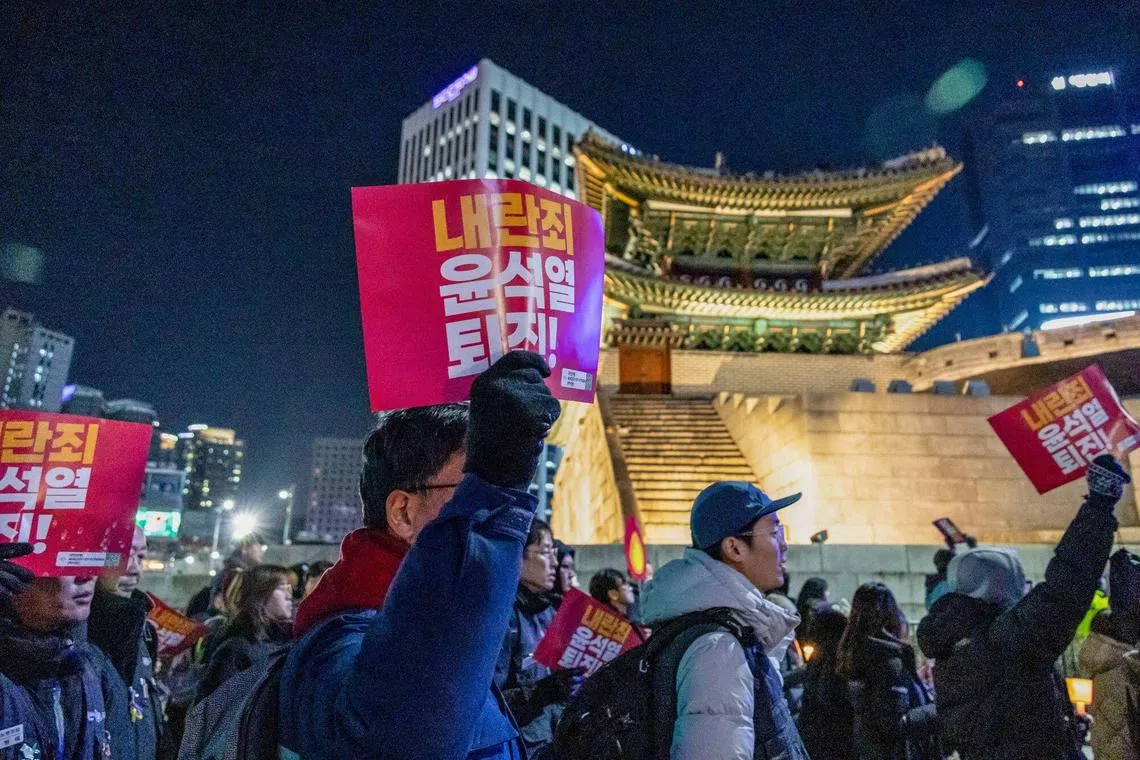 部分示威者试图前往总统府抗议，但遭首尔警方拦截。（彭博社）