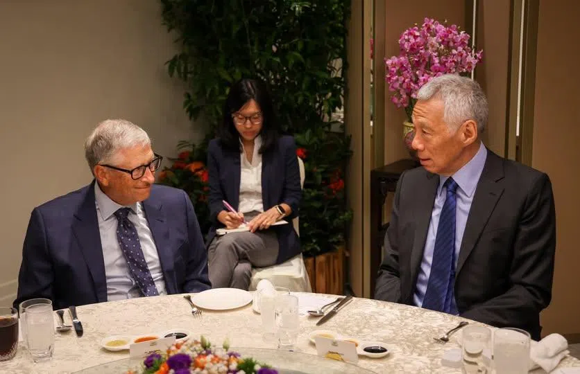 到新加坡参加2025年亚洲慈善峰会的比尔·盖茨（左）与国务资政李显龙（右）及张志贤（不在镜头内）共进午餐。（数码发展及新闻部提供）