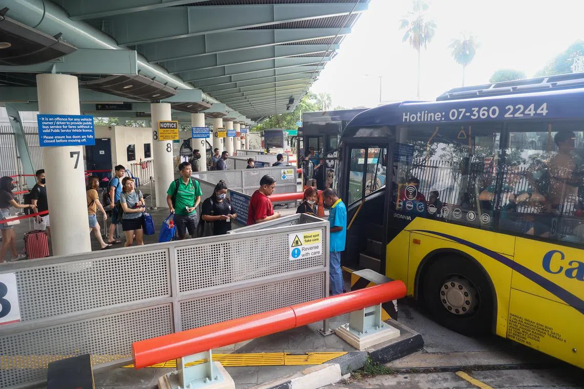 用于往返新加坡和柔佛路线的巴士共有155辆，占整个车队的四分之一。（档案照片）