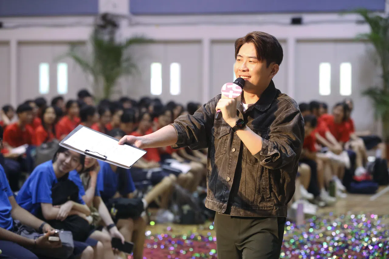 96.3好FM DJ余思远2025年第一次主持“新空下”新谣音乐分享会。（刘欣怡摄）