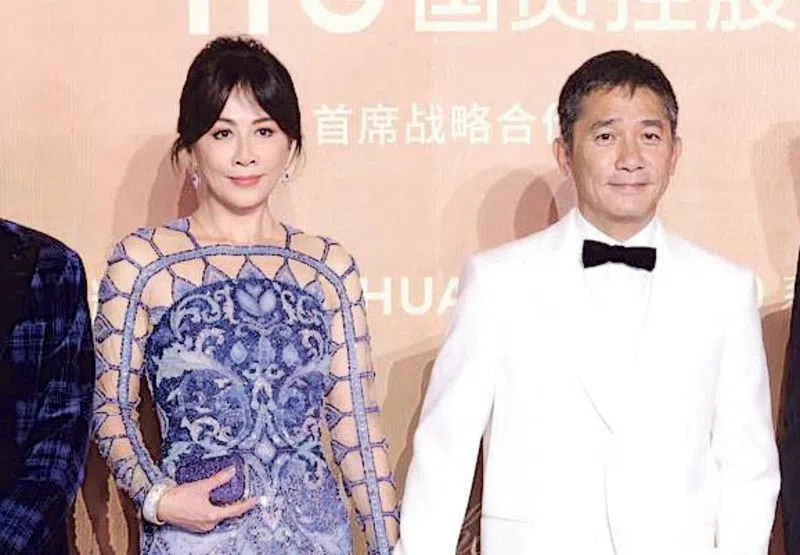 梁朝伟和太太刘嘉玲一起走金鸡红毯。（互联网）