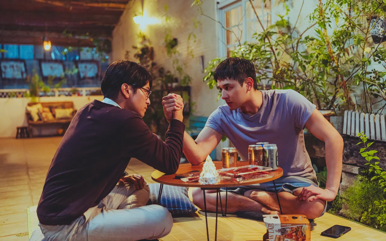 张轩睿（右）和杨铭威剧里是主管与下属的关系，发展出同性恋情。（Netflix提供）