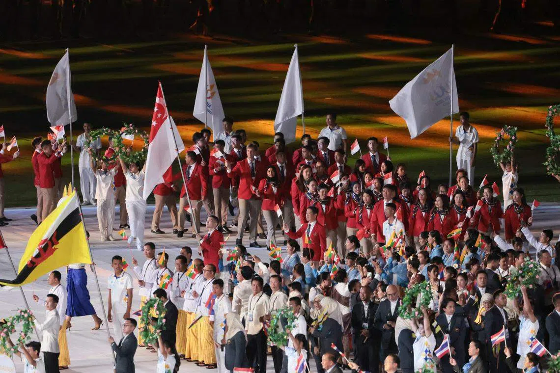 新加坡代表团入场，体操选手郑伟安是擎旗手。（李冠卫摄）