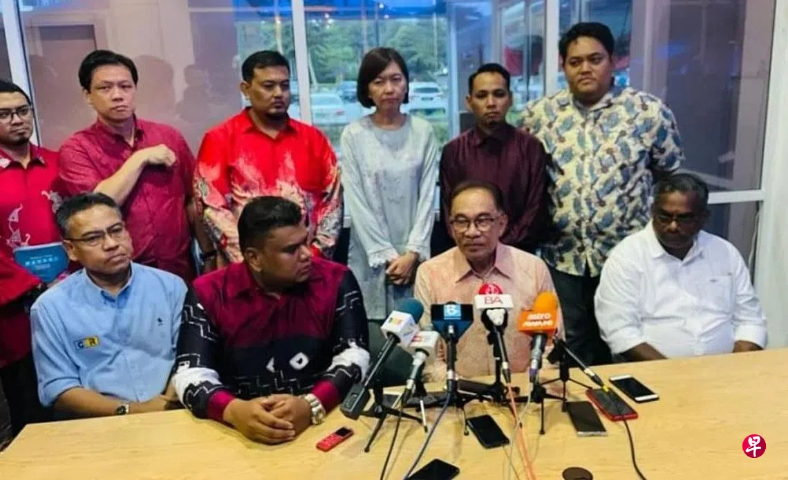 委任女儿出任顾问引起争议安华：职务不领薪水| 联合早报