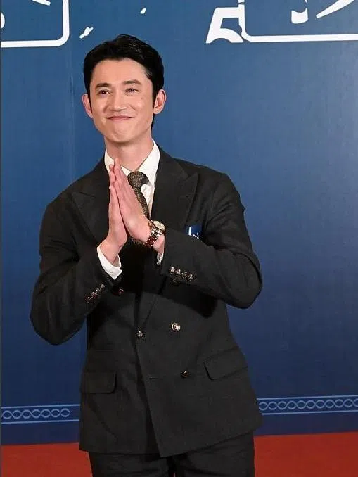 在《寒战1994》里演奸角的吴慷仁，现身香港首映礼走红毯。（互联网）