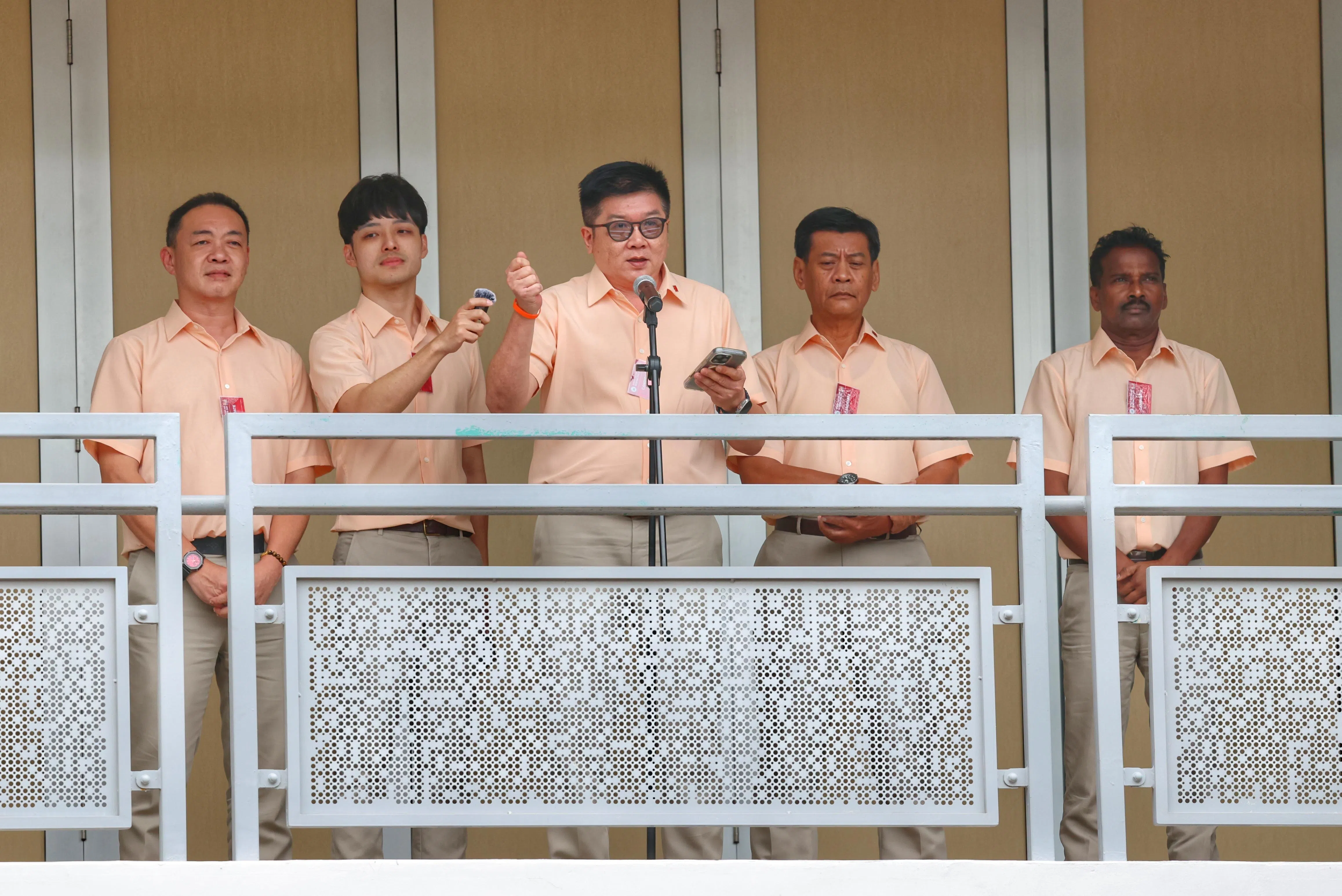 国民团结党再战淡滨尼集选区。五名候选人是主席冯展良（中）、杨任远（左起）、彭伟杰、利茲旺和卡鲁帕亚。（郑一鸣摄）
