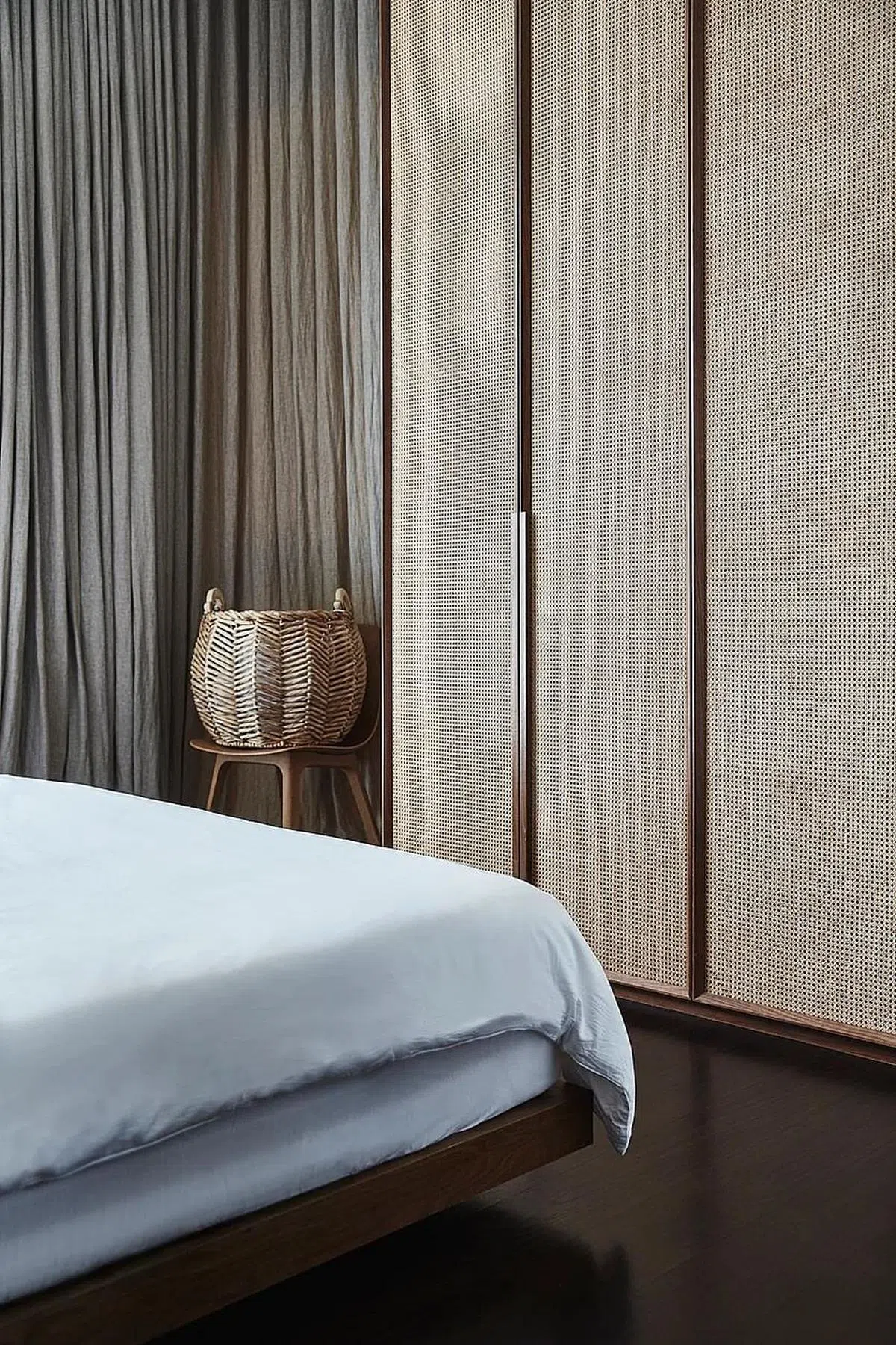 主卧室衣橱的深褐色门框是黑桃木，浅褐色门板则是藤制的。（Atelier Here提供图片）