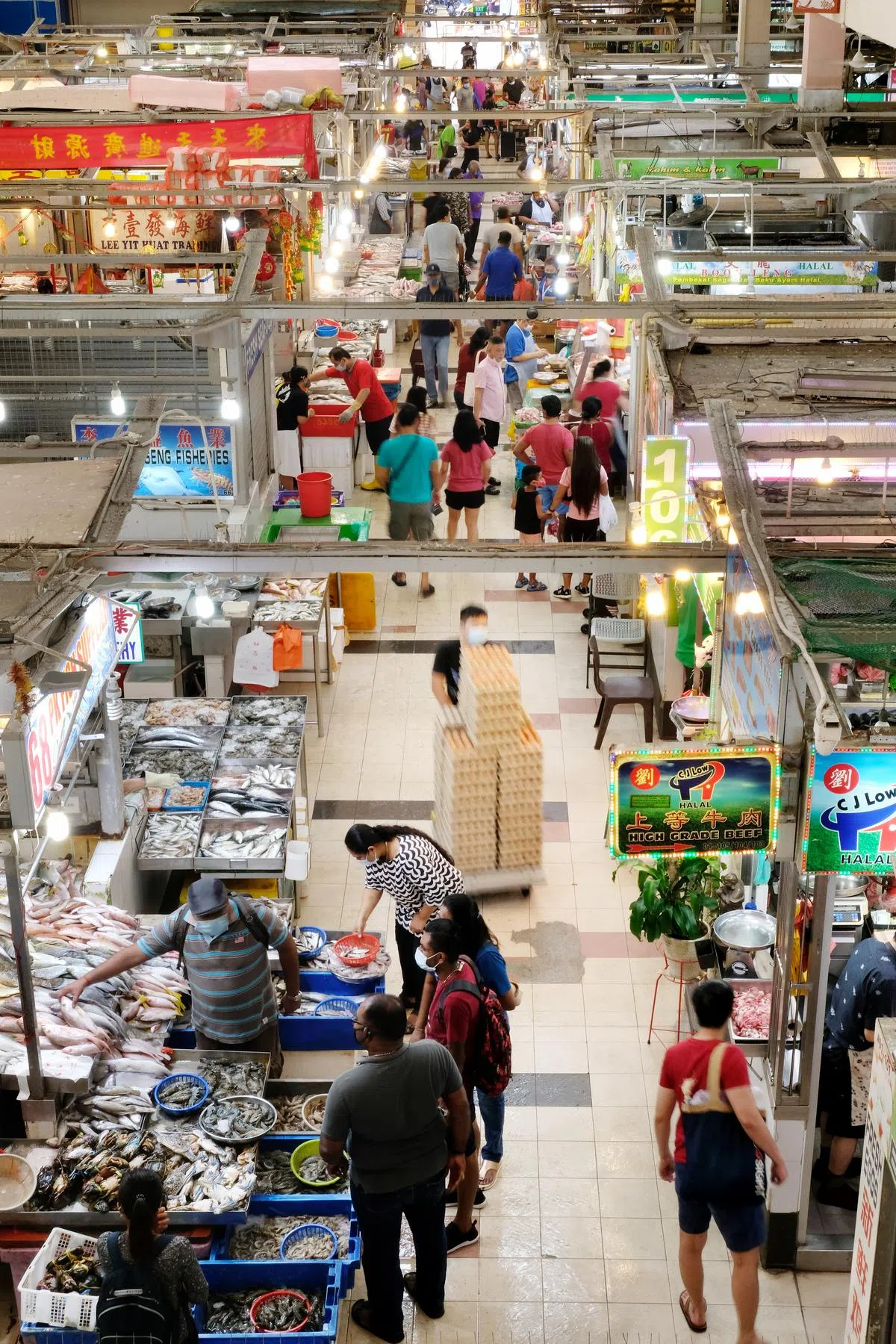 比起超市，湿巴刹提供更多零包装食材，而且更容易酌量购买。（龙国雄摄）