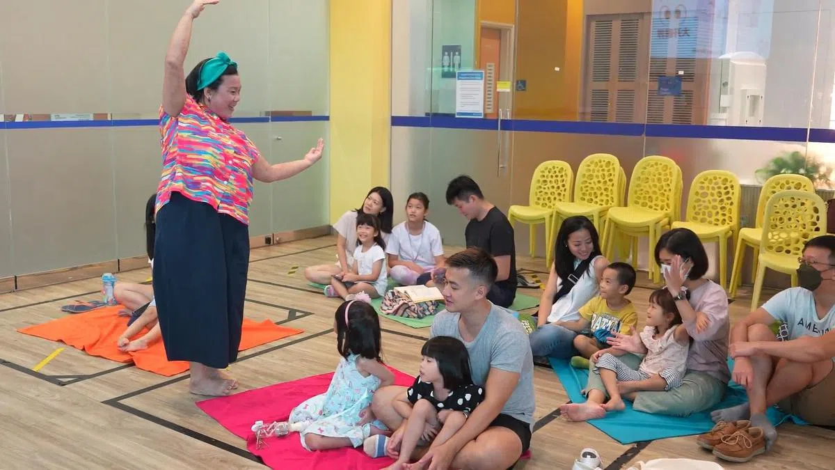 讲故事活动以参与式剧场的形式，带领孩童和家长一同参加“小拇指的生日会”。