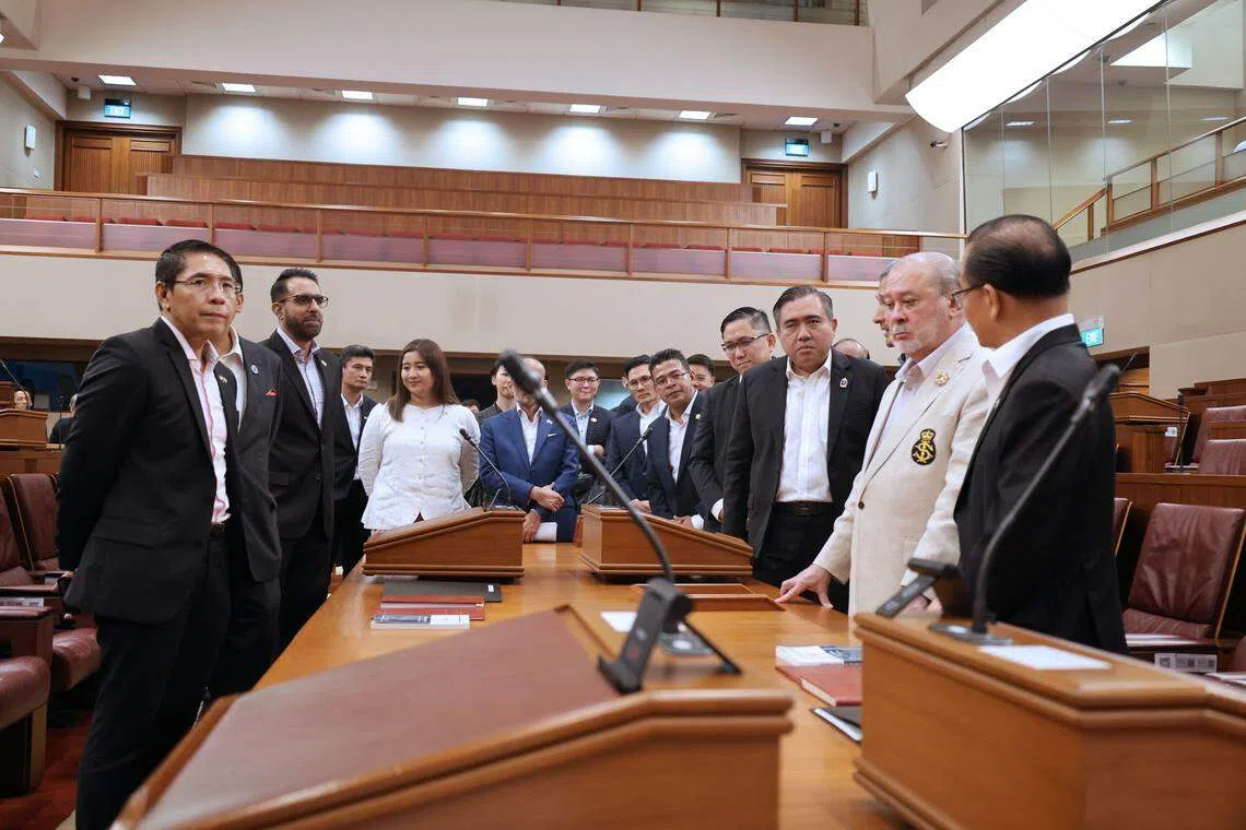 议长谢健平（右一）星期二接待马国元首依布拉欣（右二）参观国会，陪同的包括外长维文（右三，几乎被遮挡）、马国交通部长陆兆福（右四），总理公署部长、教育部兼外交部第二部长孟理齐博士（左一）和国会反对党领袖、工人党秘书长毕丹（左三）等。（国会提供）