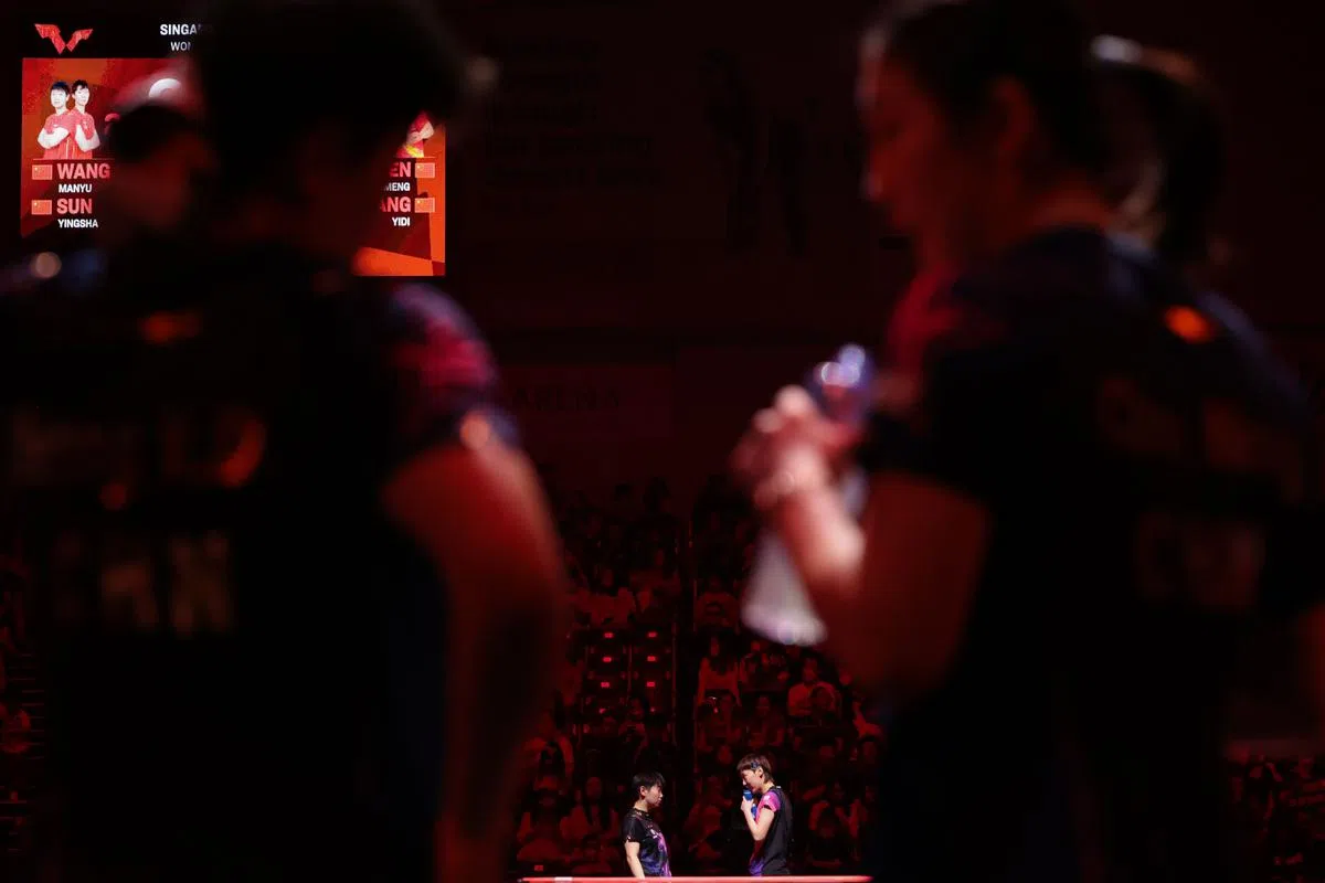 女双也是中国内战，世界第一的孙颖莎（中，左）与世界第四的王曼昱（中，右）迎战世界第二的陈梦与世界第三的王艺迪，孙颖莎／王曼昱最终以3比2逆袭成功，完成卫冕。（李冠卫摄）