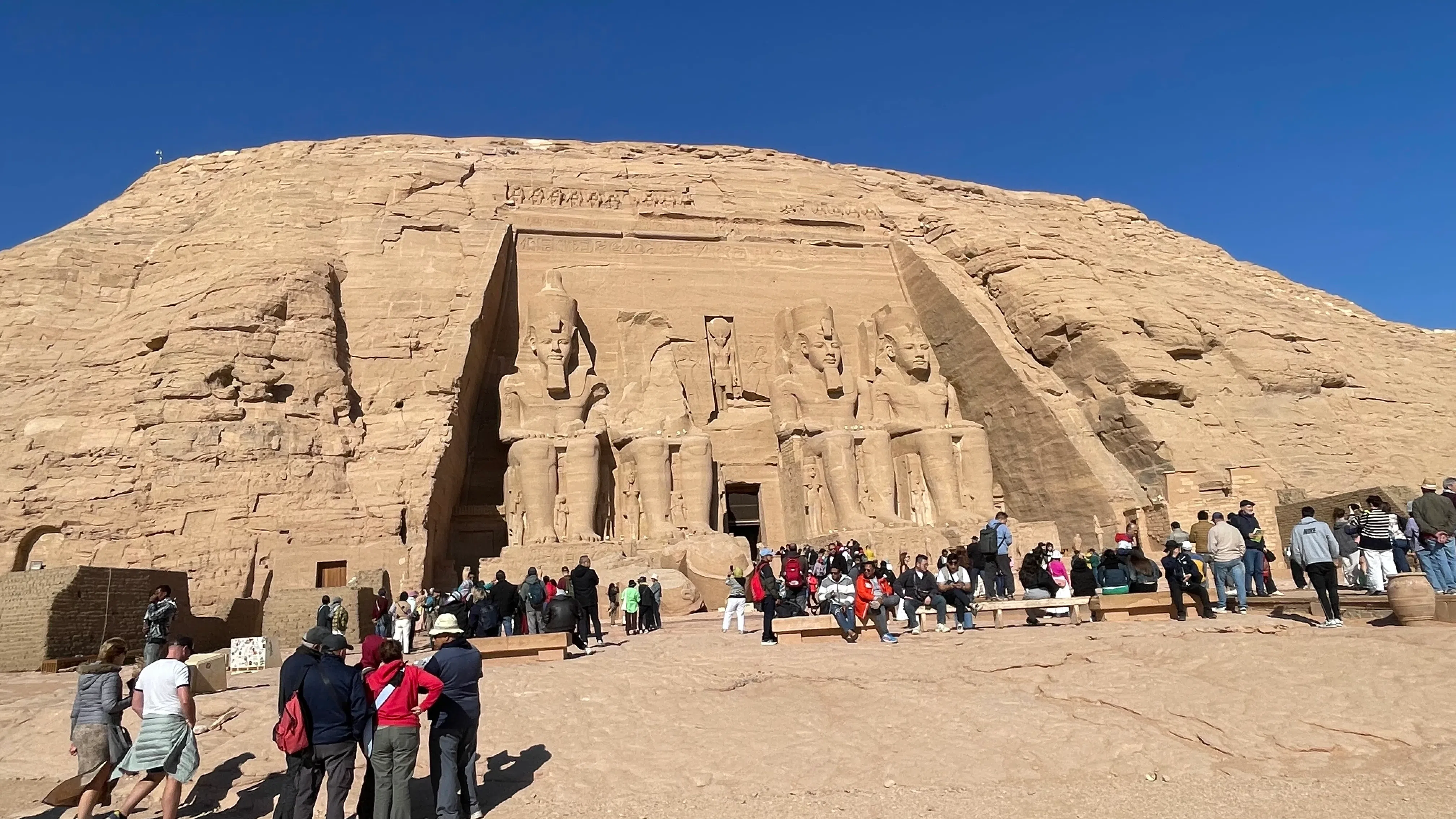 阿布辛贝神庙是在公元前1300年耗时20年开凿的岩壁圣殿，以四尊20米高的法老坐像守卫入口。（王华儿摄）