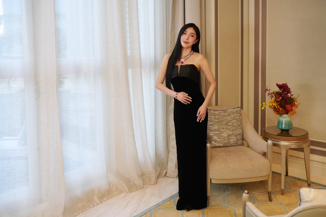 杨谨华一袭黑色抹胸晚礼服搭配卡地亚高级珠宝，典雅又高贵。（欧阳承博提供）