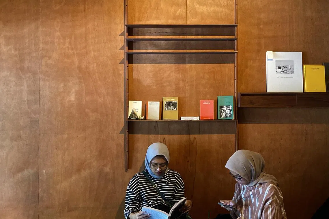 理想的读者是那些选择在书店里跟一本书相遇的爱书人。（张书译摄）