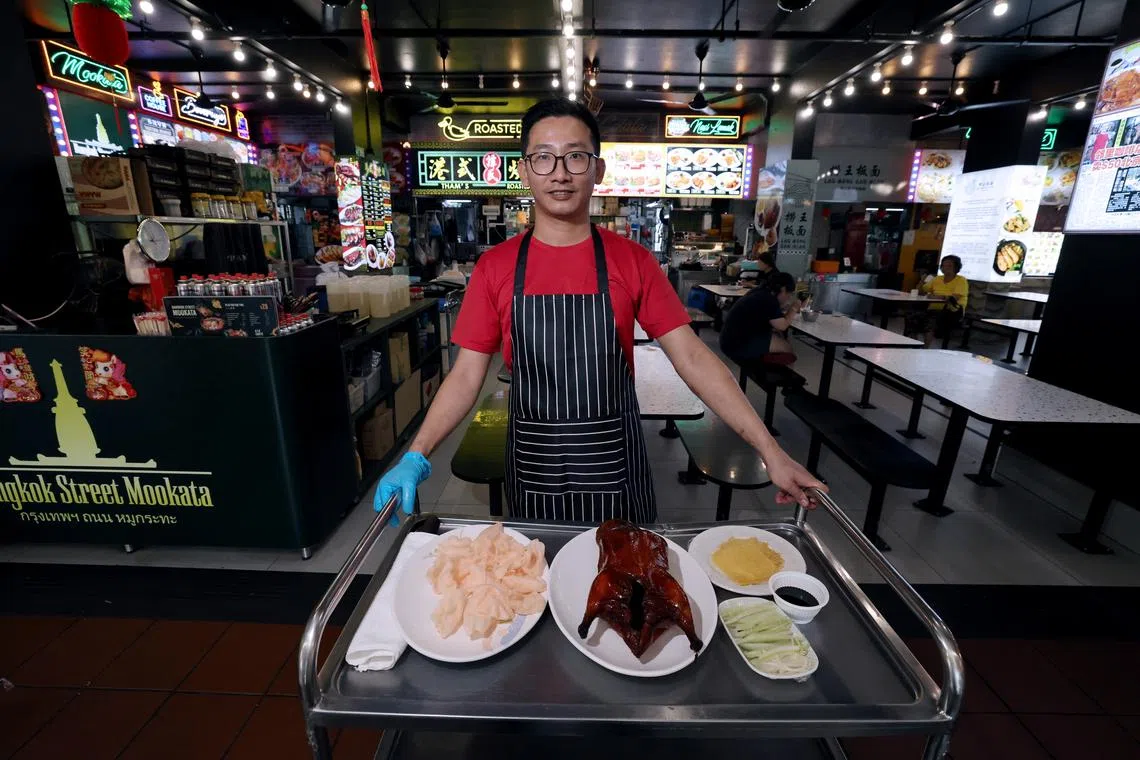 谭耀恒把原本只在酒楼吃得到的烤鸭，变成邻里也负担得起的美味。（梁麒麟摄）