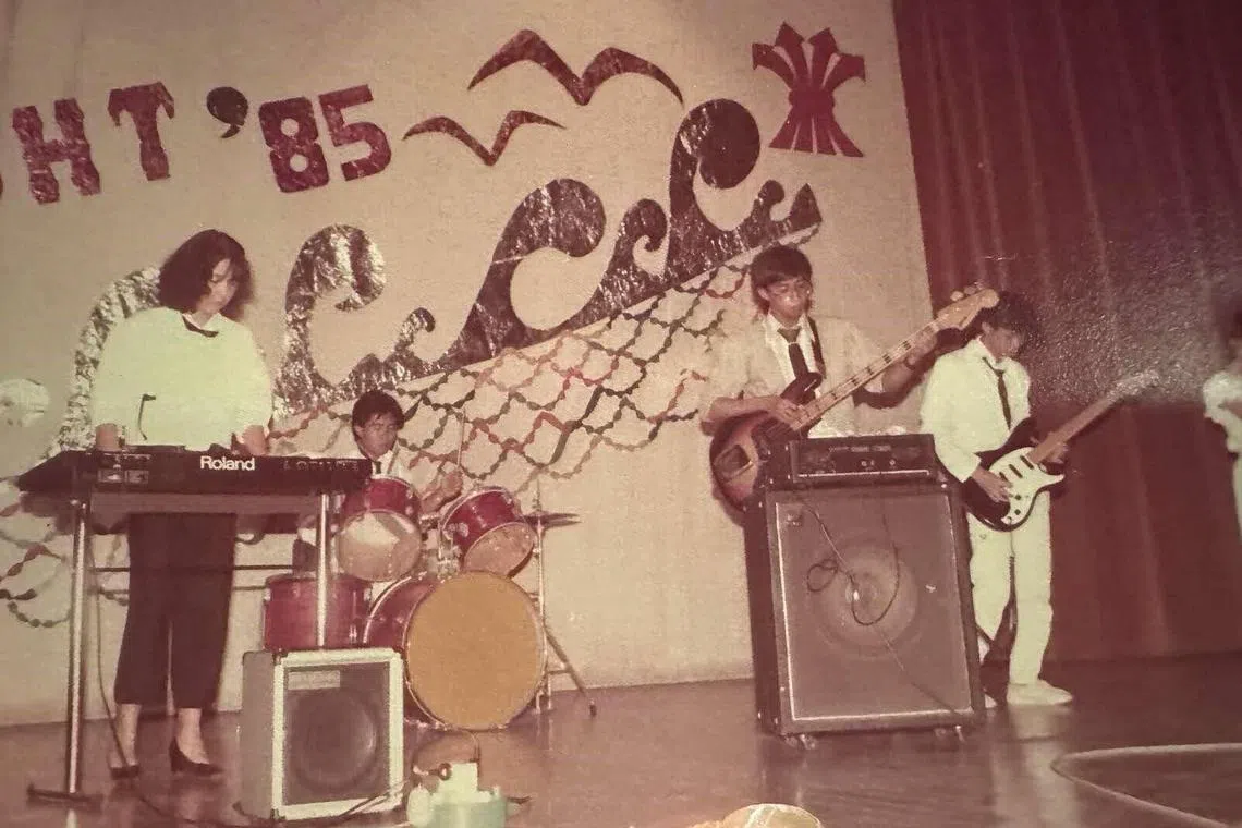 在华中初级学院就读的第一年，陈淑珊与一群朋友组建乐队，并在校内表演。左边的钢琴手就是陈淑珊。（受访者提供）