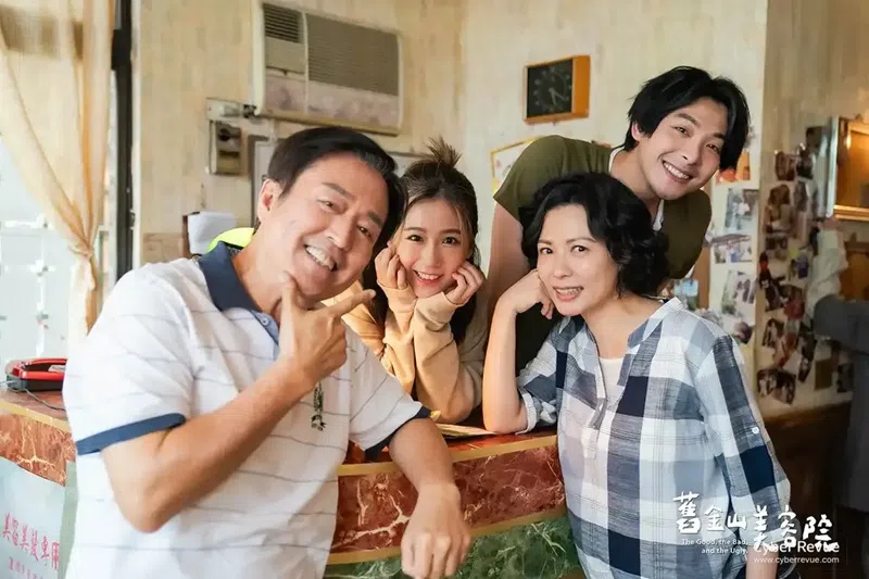 由检场（左起）、方志友、陈孝萱和连晨翔饰演的江家感情融洽。（互联网）