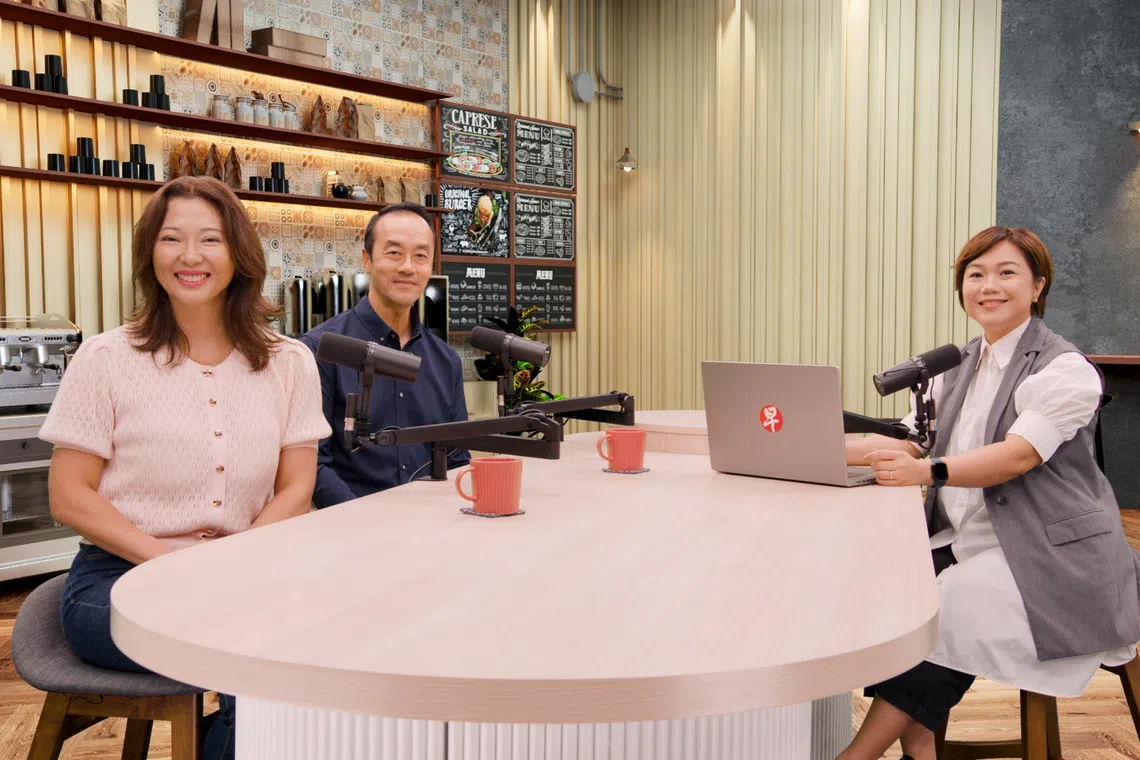 人力部兼卫生部高级政务部长许宝琨医生（中）以及LinkedIn亚太区董事总经理洪雍华（左）与主持人吴婉君探讨AI时代的就业挑战与机遇。（周国威摄）