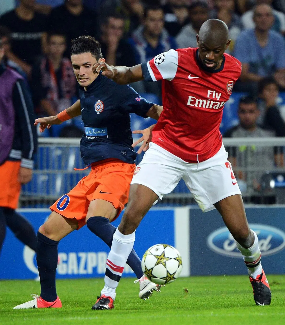 迪亚比（右）长期受伤，平均一个赛季才踢约15场比赛。（法新社）