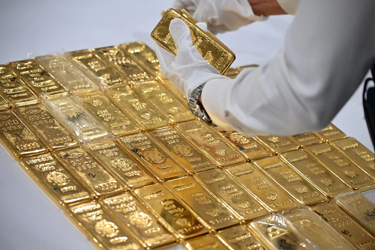 现场展示的纯金金条共58条，每条重一公斤。（海峡时报）
