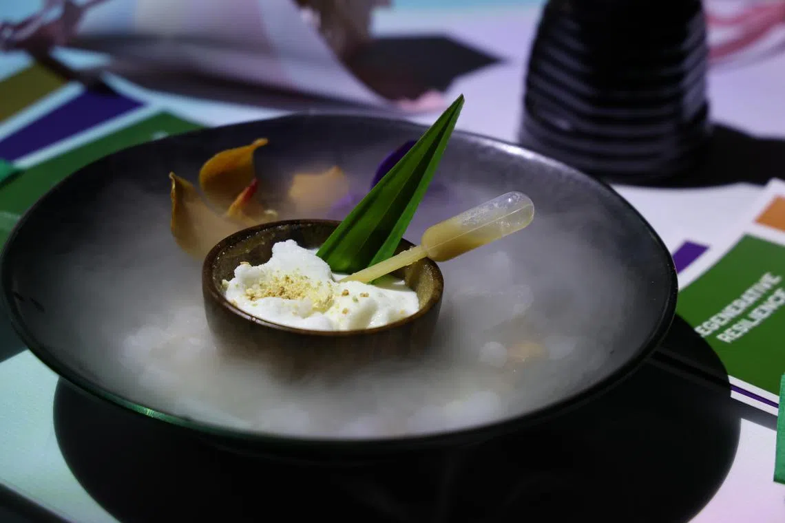 IFF的团队依据新加坡人推选出的最具代表性食物之一——咖椰吐司，开发了这款以椰奶为主、配搭咖椰酱的创意冰沙。（梁麒麟摄）