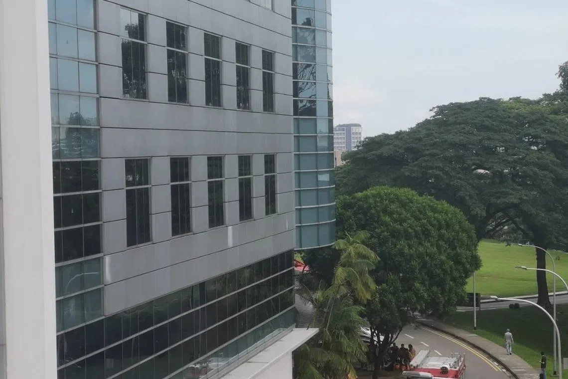 南大化学实验室起火，据传有人的手被烧伤。（互联网）