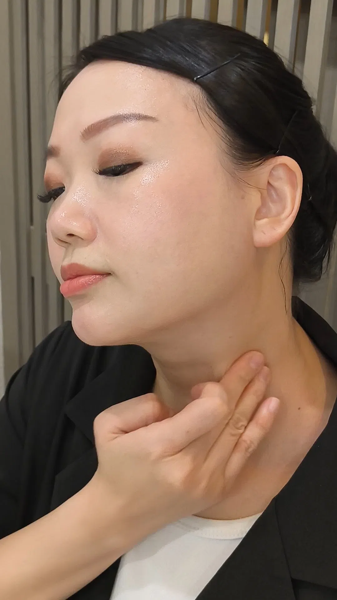 用指尖沿着颈纹打圈按摩。（李雅歌摄）