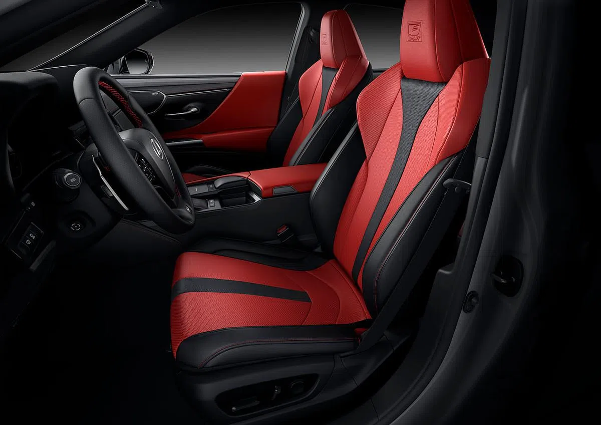 车室座椅完全是跑车格局。