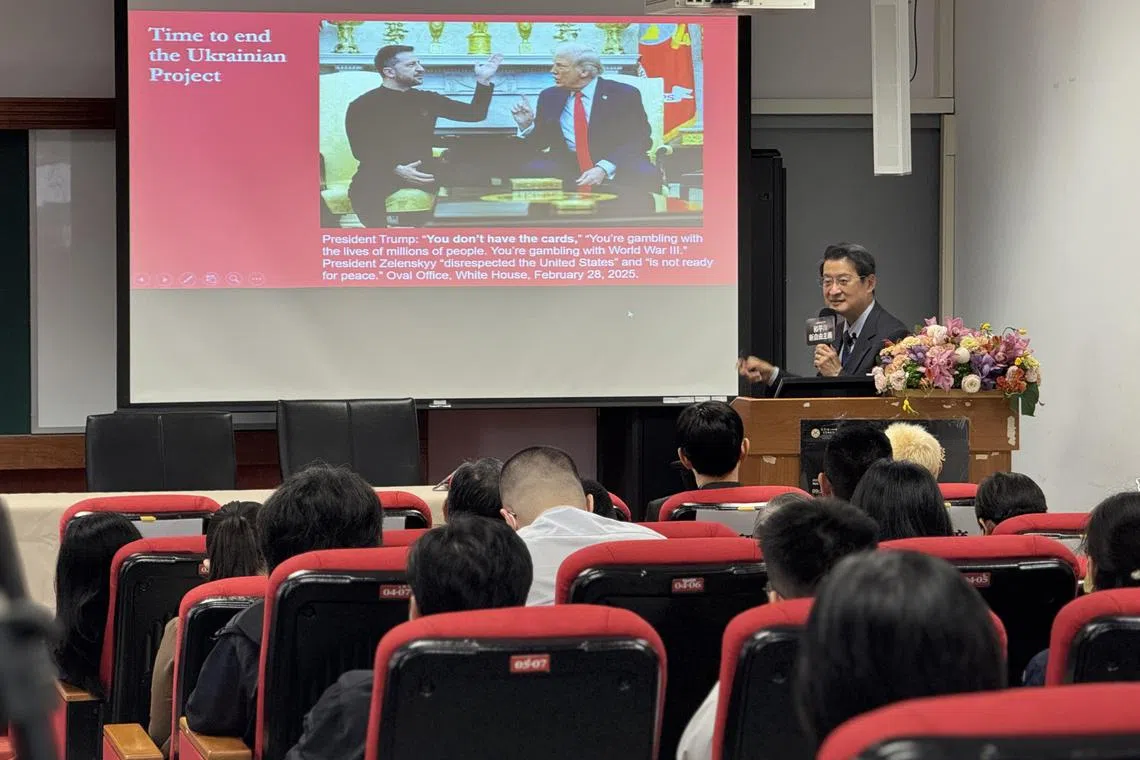 台湾中研院院士吴玉山（台上者）3月3日在演讲中提出，美国总统特朗普显然要放弃乌克兰，因为美国花再多的功夫与时间也改变不了乌克兰问题的结果，但这也将破坏美国长久建立的盟友关系。（缪宗翰摄）