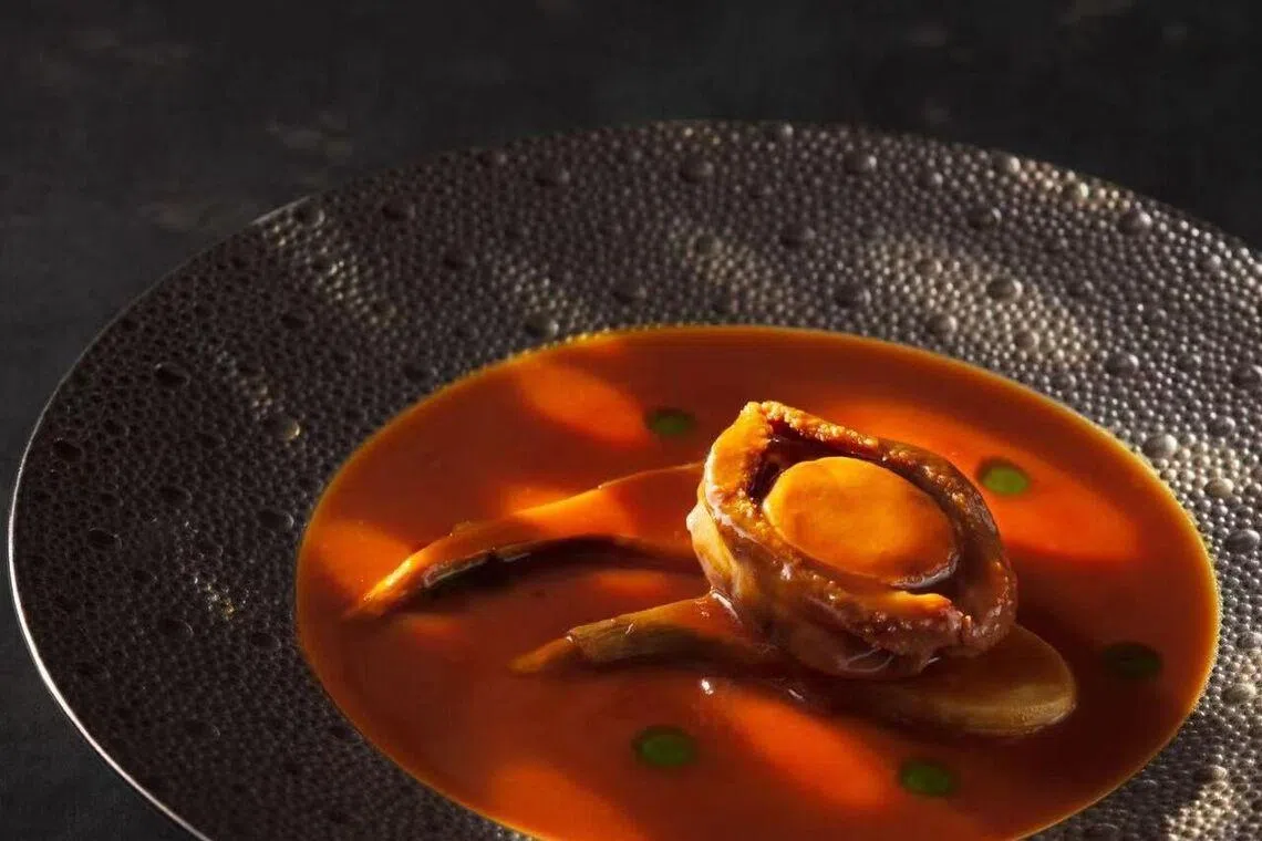 甬味土酱吉品鲍，选用南非16头溏心鲍，佐以宁波土豆瓣酱慢熬酱汁，香气浓郁。（餐馆提供）