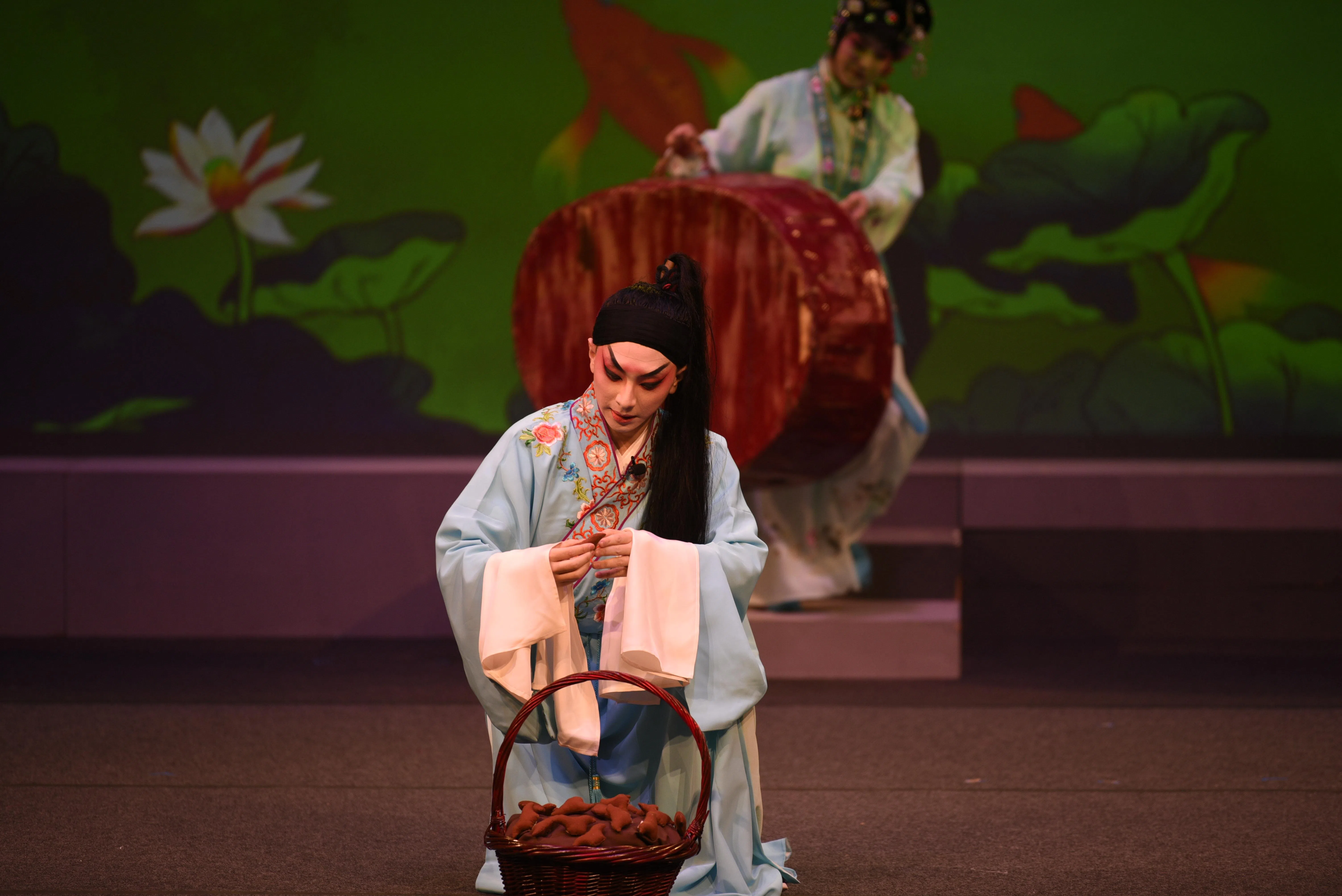 王洁去年9月主演《红菱艳》，从中细腻解读人物的内心纠葛。（受访者提供）